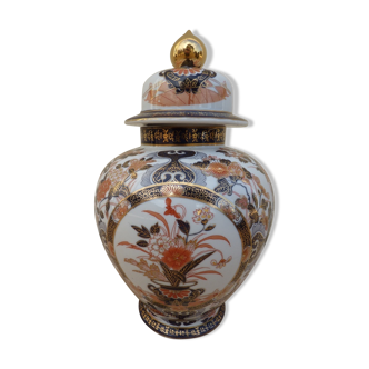 Vase en faience et son couvercle de style chinois à motif fleurs