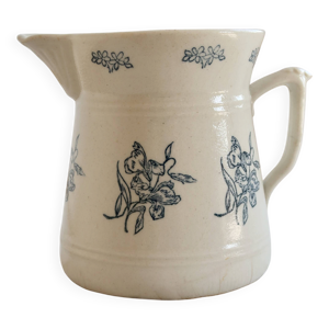 Pichet antique en terre