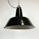 Suspension d’usine industrielle en émail noir avec dessus en fonte, années 1950
