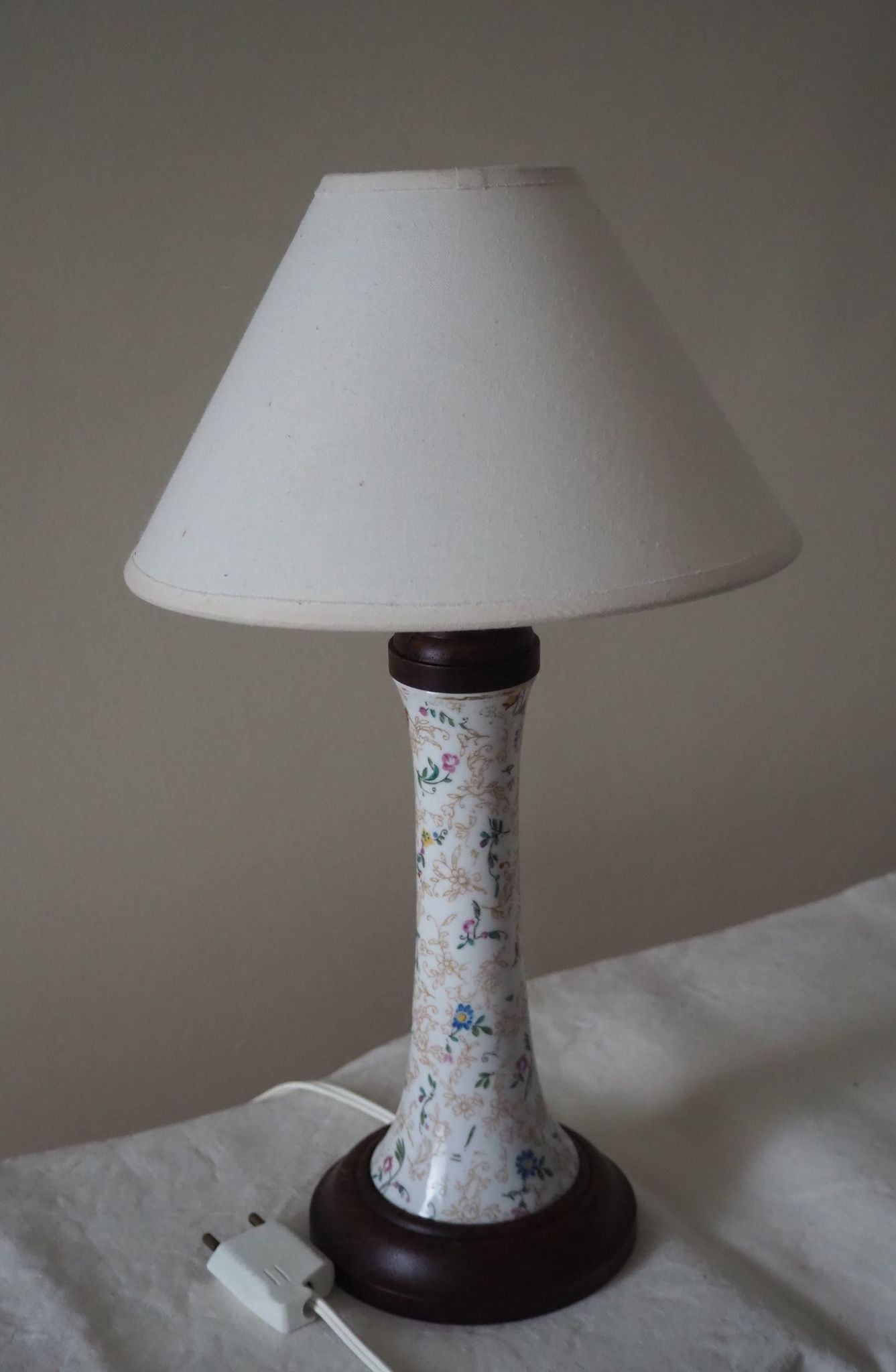Lampe à poser de table de chevet d’appoint en faïence et socle en bois