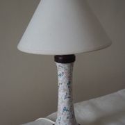 Lampe à poser de table de chevet d’appoint en faïence et socle en bois