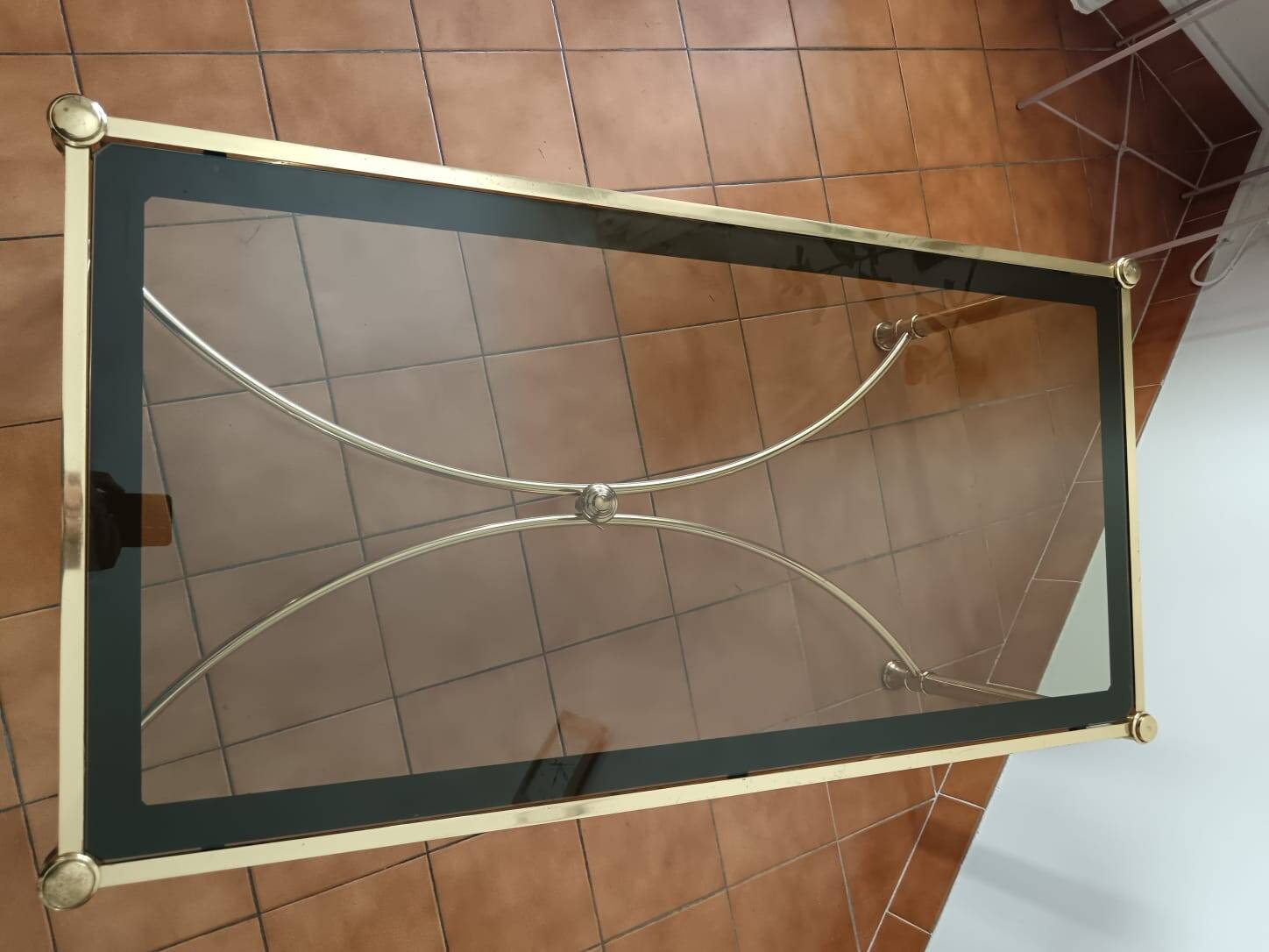Table basse en laiton et verre fumé