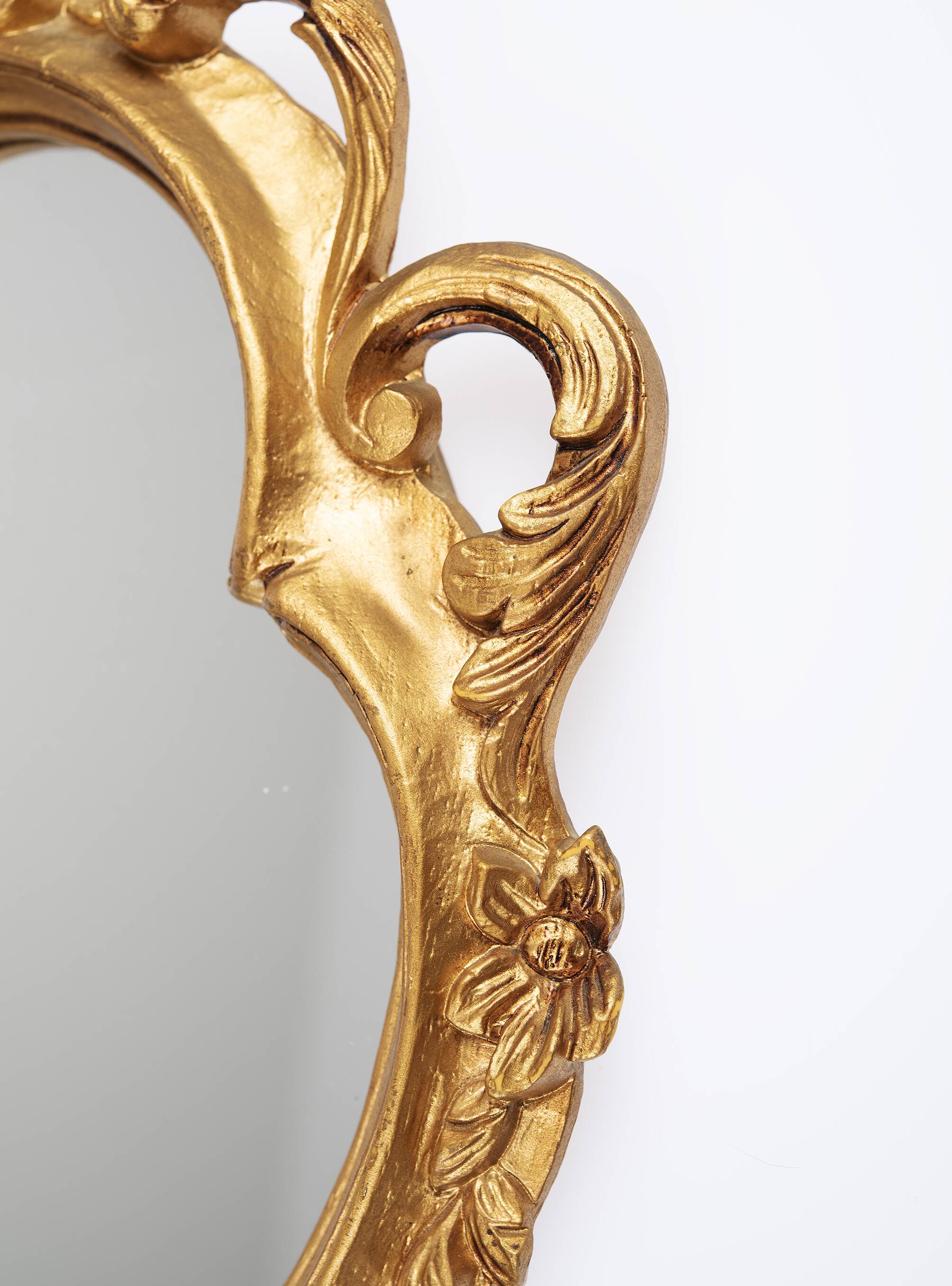 Baroque mirror in golden resin