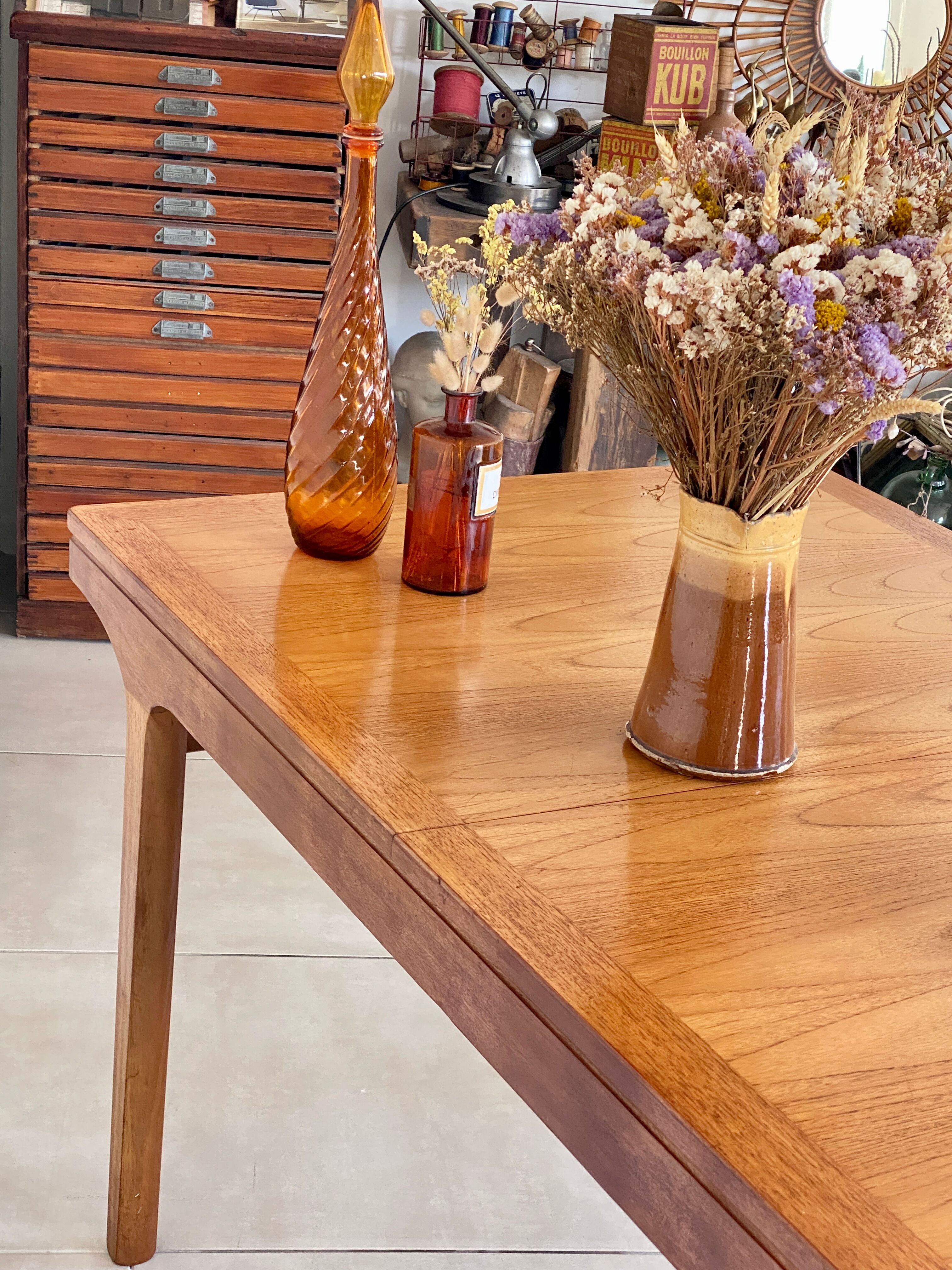 Extendable dining table in NATHAN teak