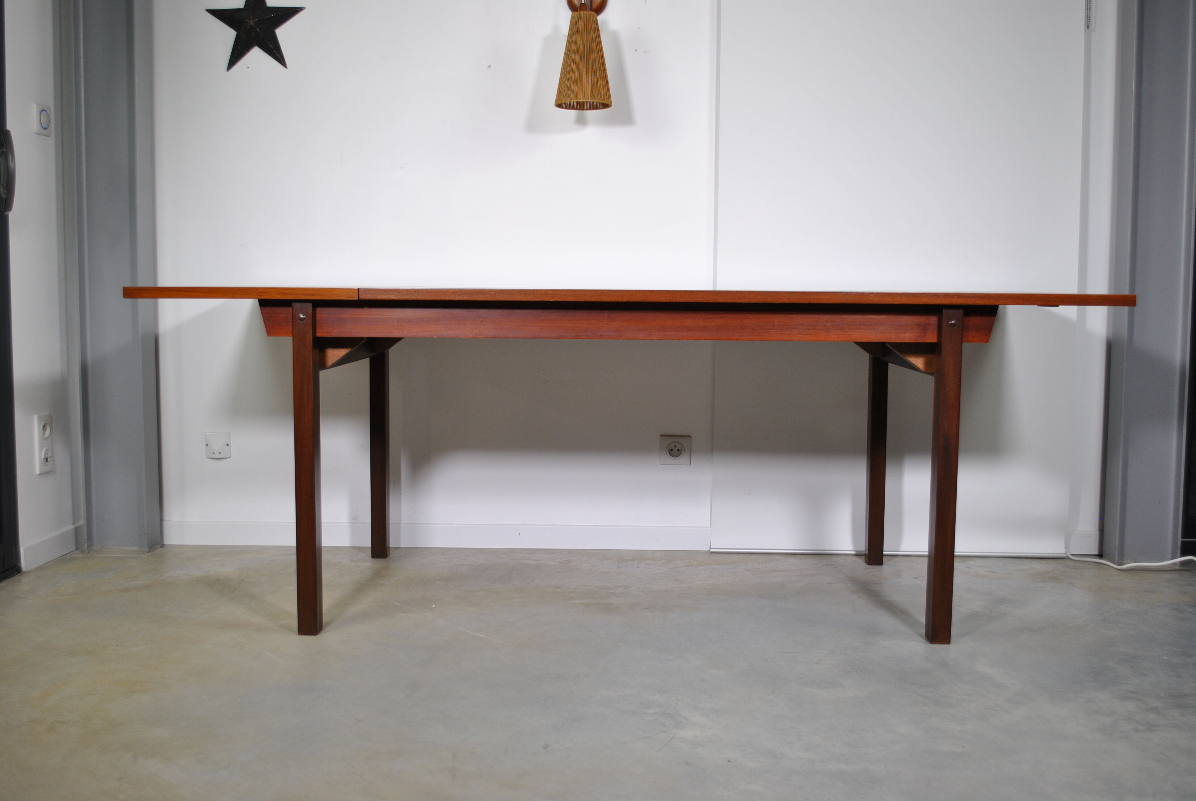 Extendable dining table in 1970 teak