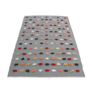 tapis kilim berbère marocain en laine motif pompom