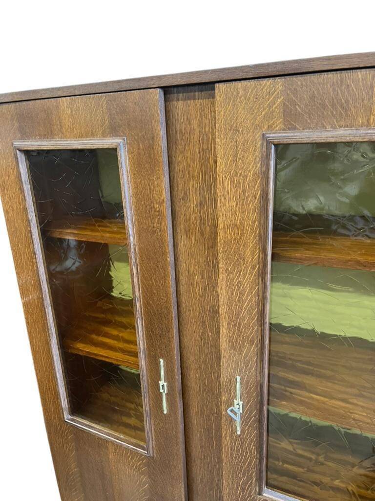 vitrine vintage en bois avec verre à relief jaune ocre