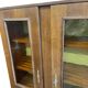vitrine vintage en bois avec verre à relief jaune ocre