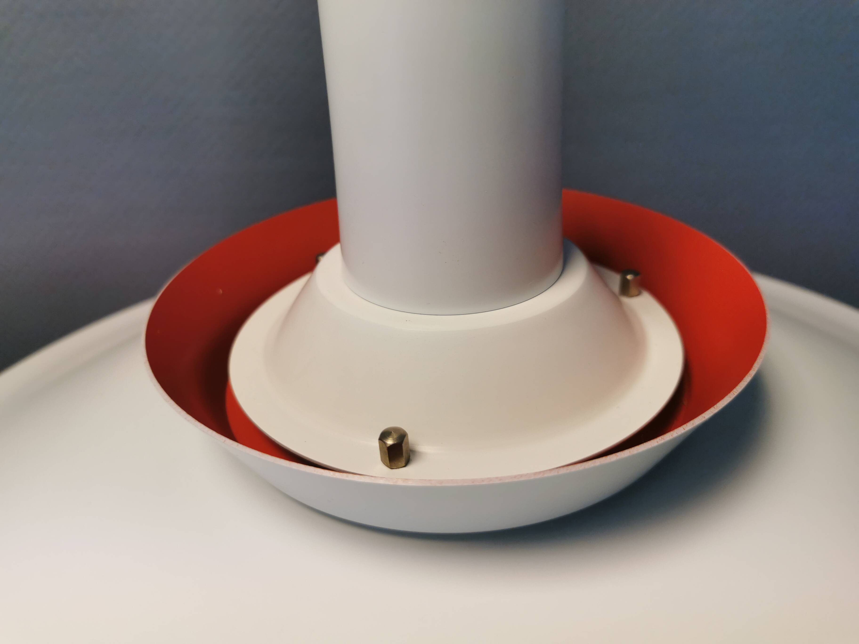 Lampe suspendue années 1970-80 du danois ES Horn, en belle laque blanche avec contraste violet/rouge