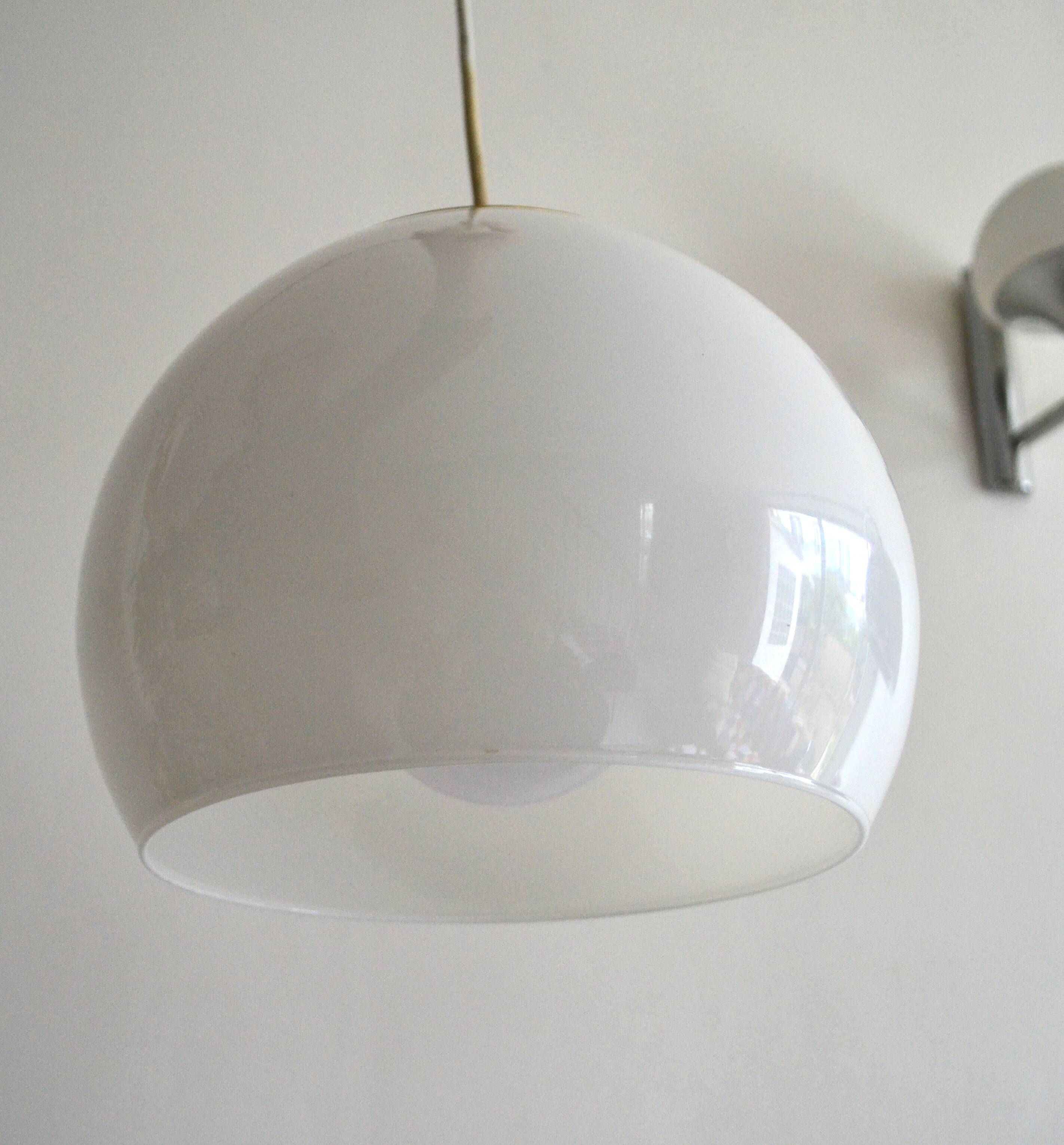 White opaline suspension and gilded brass from the 1960s.