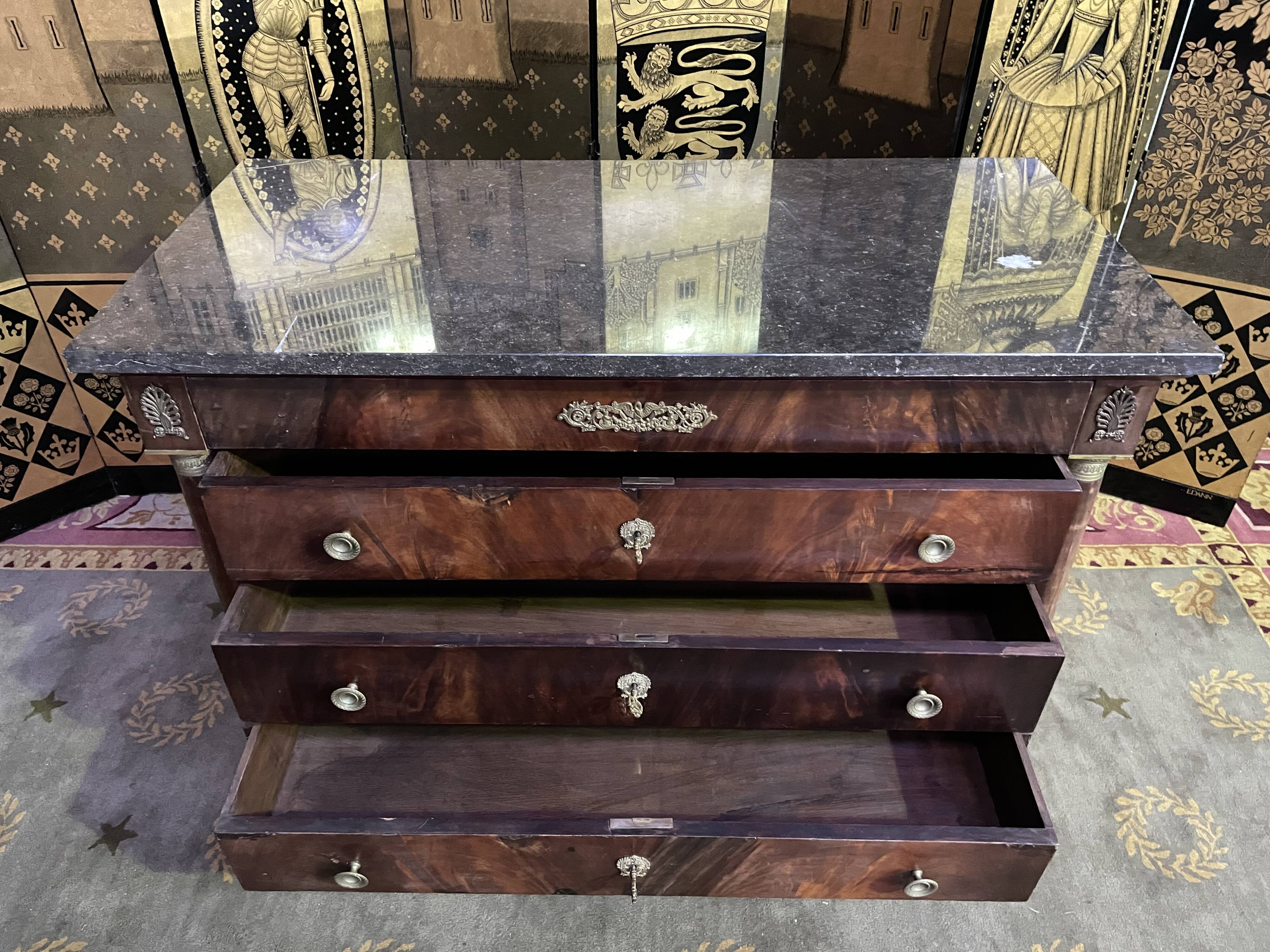 Empire period chest of drawers in mahogany and mahogany veneer