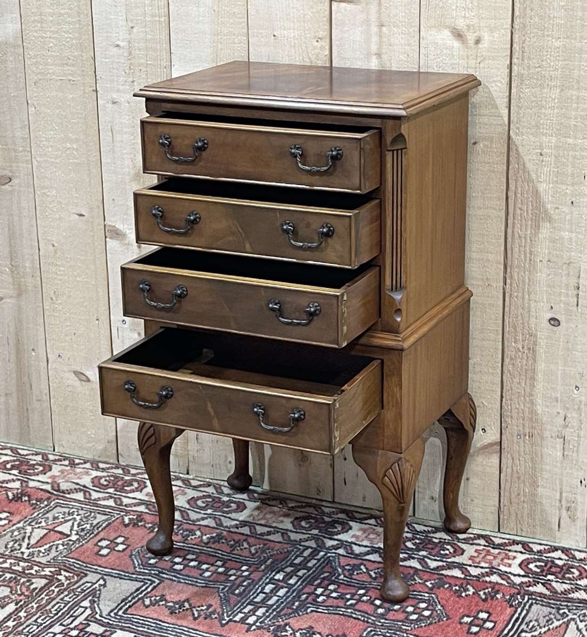 Petite commode anglaise en acajou des années 50