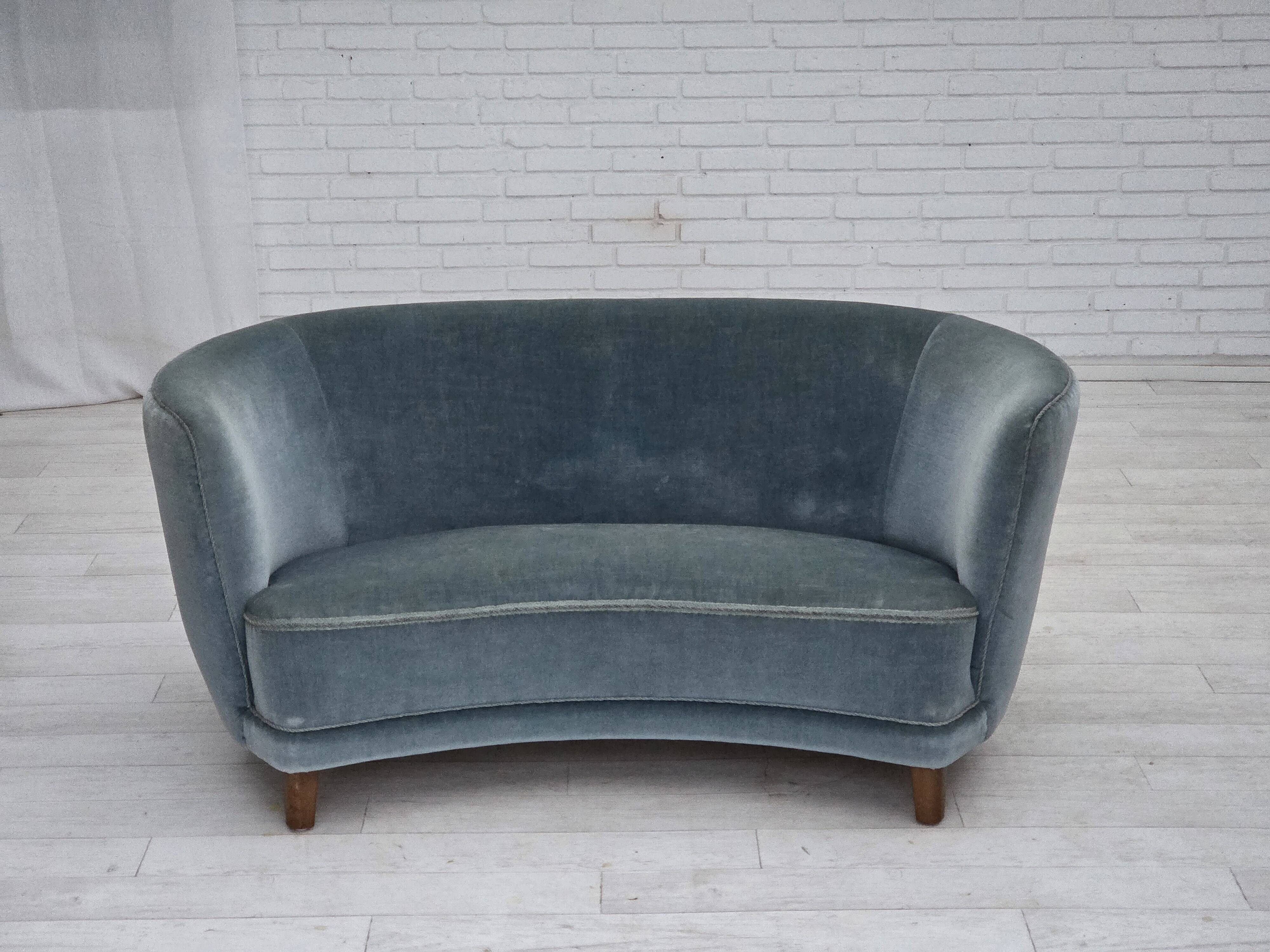 Canapé 2 places incurvé danois des années 1970, revêtement en velours bleu.