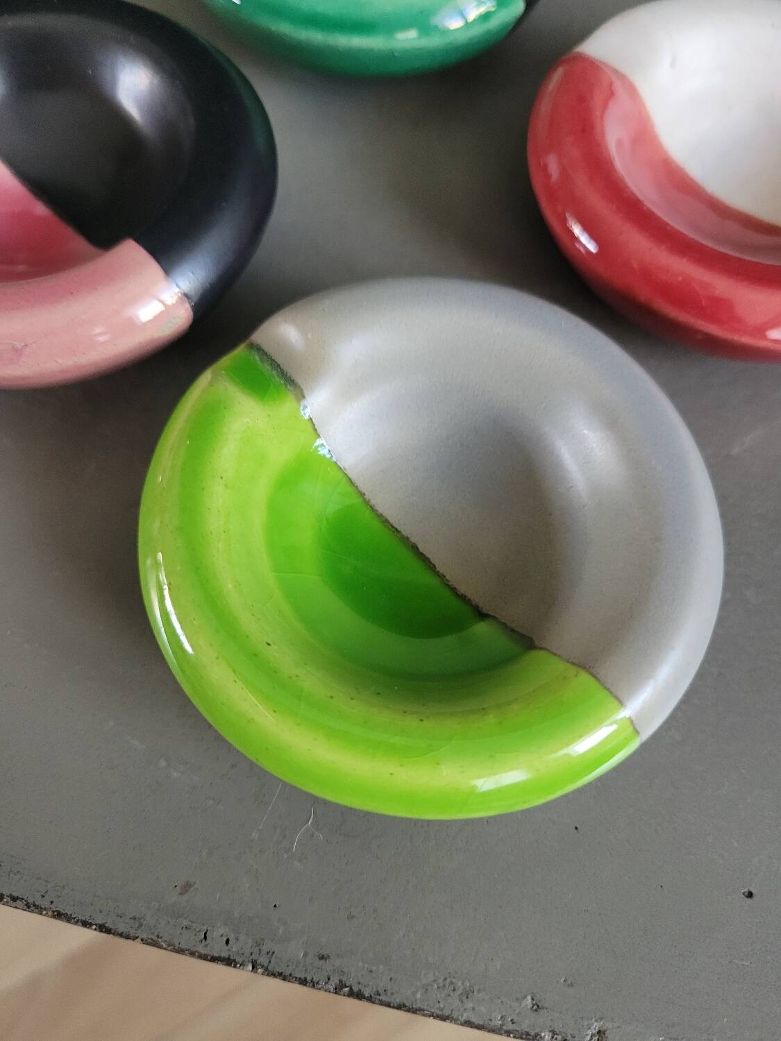 Lot de 4 petits cendriers individuels en céramique