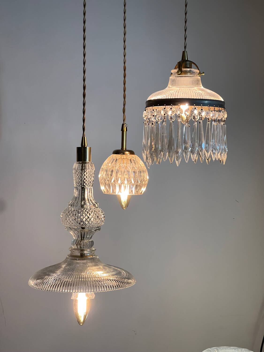 Suspension cascade triple Holophanes and vintage pendants