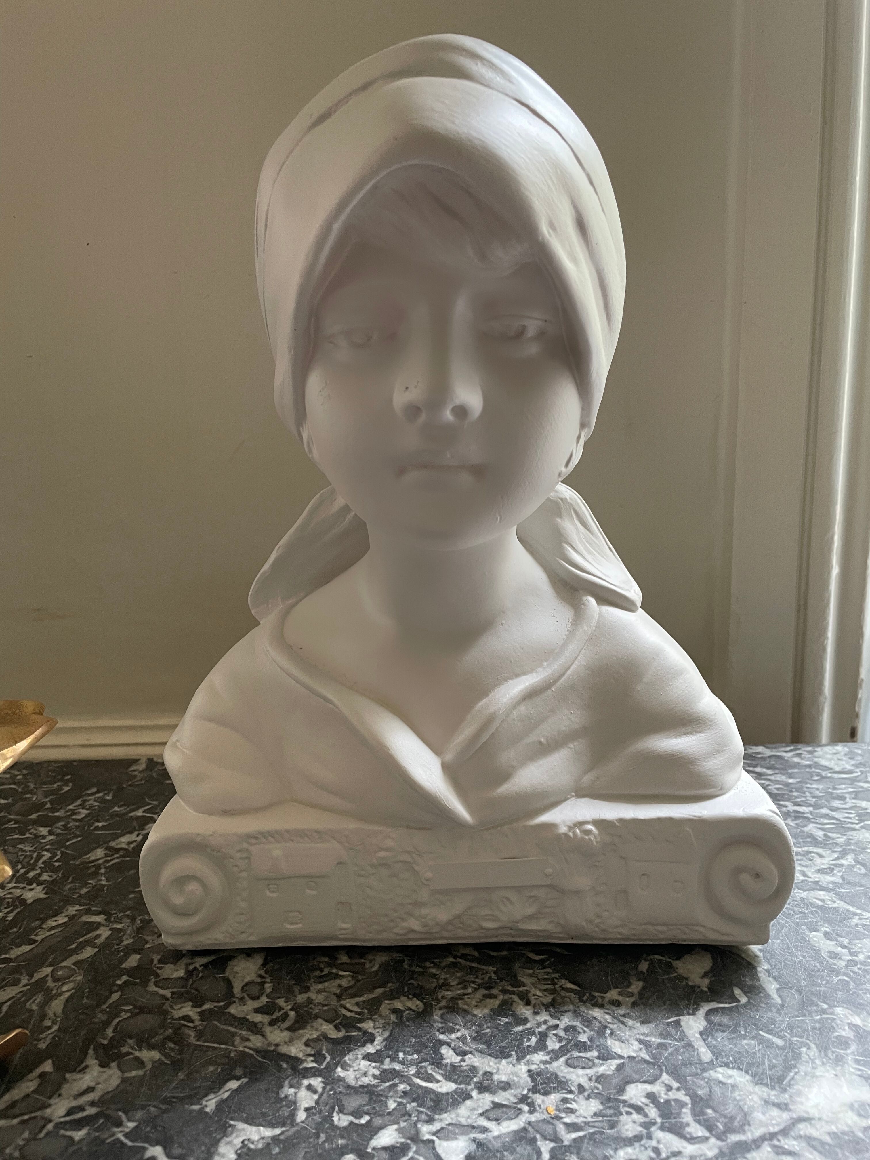 Buste de jeune fille en plâtre