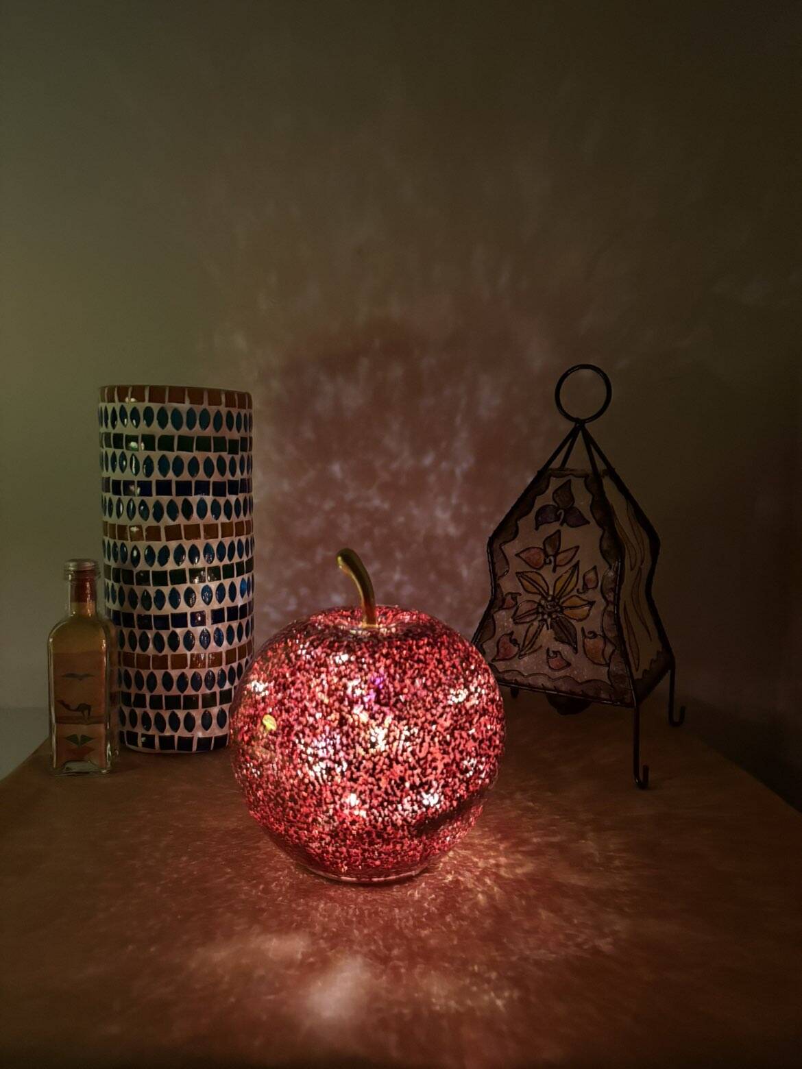 Red & pink glitter glass apple lamp – vintage