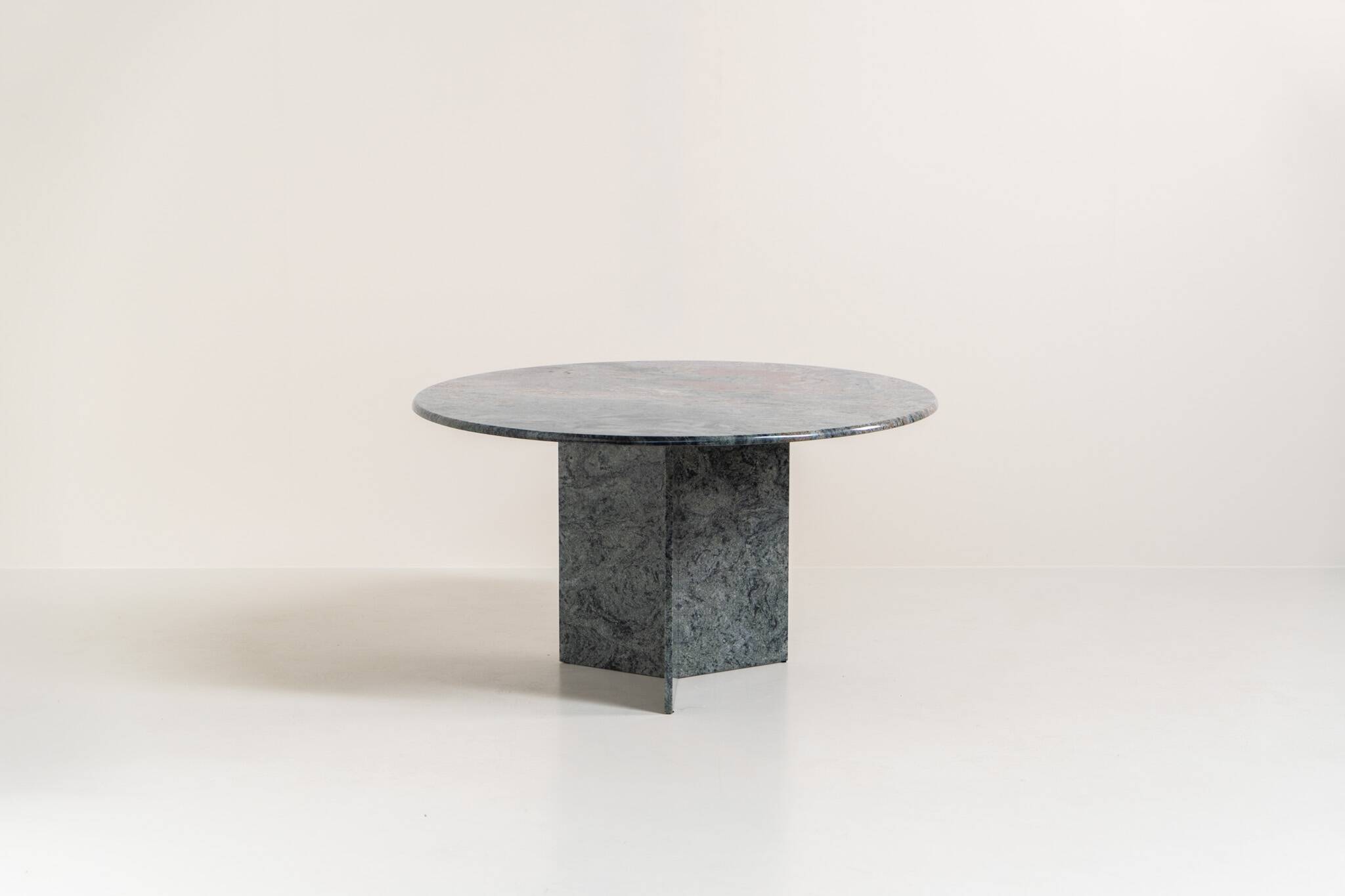 Dining table in solid Juparana granite