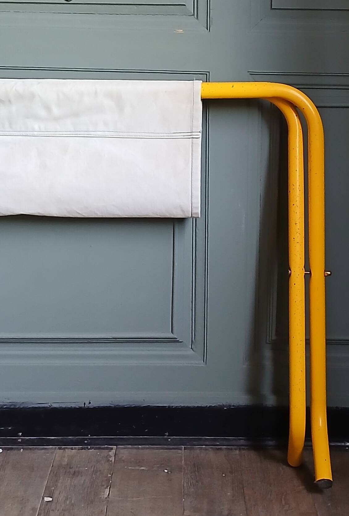 Foldable tube bed in yellow lacquer and denim, around 1970.