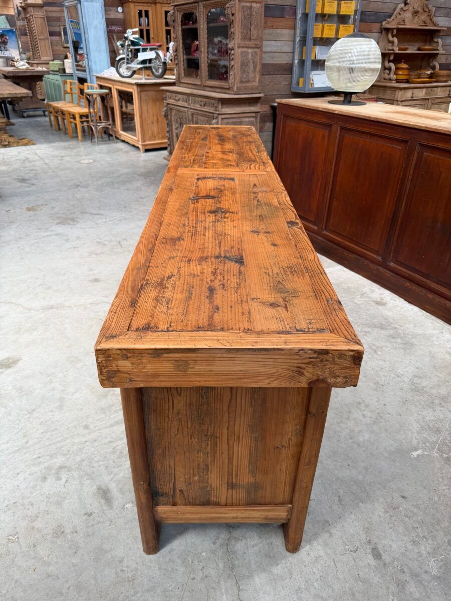 Buffet brutaliste en vieux sapin