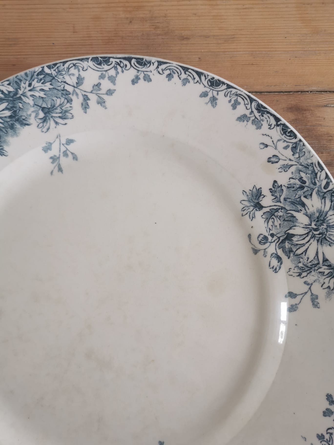 Round serving dish in iron earth