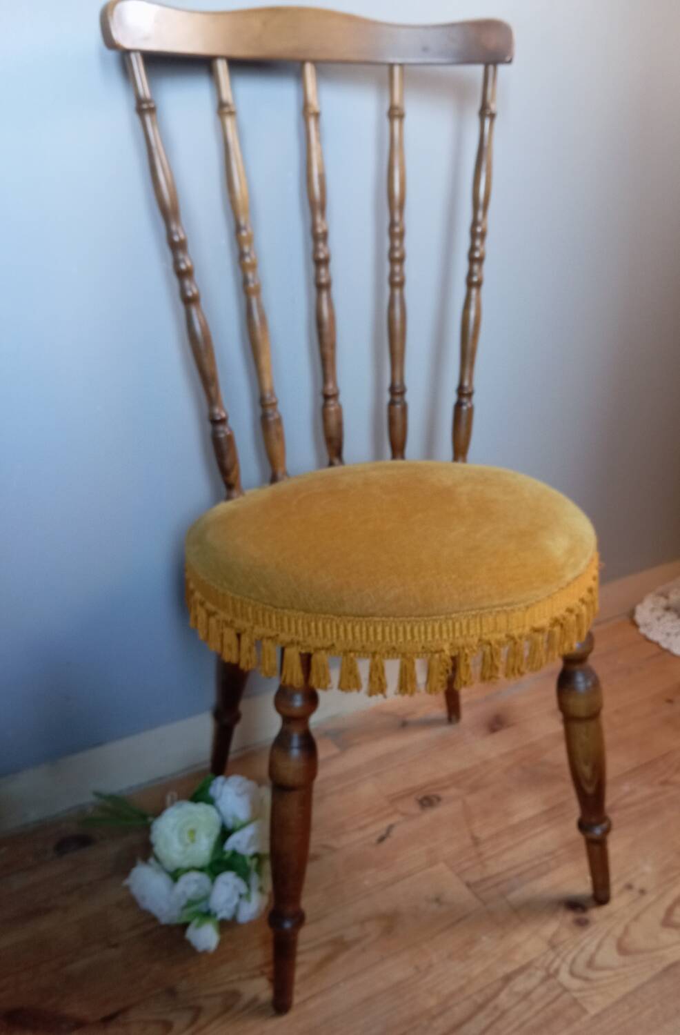 Vintage chair in turned wood and gold velvet, 1960