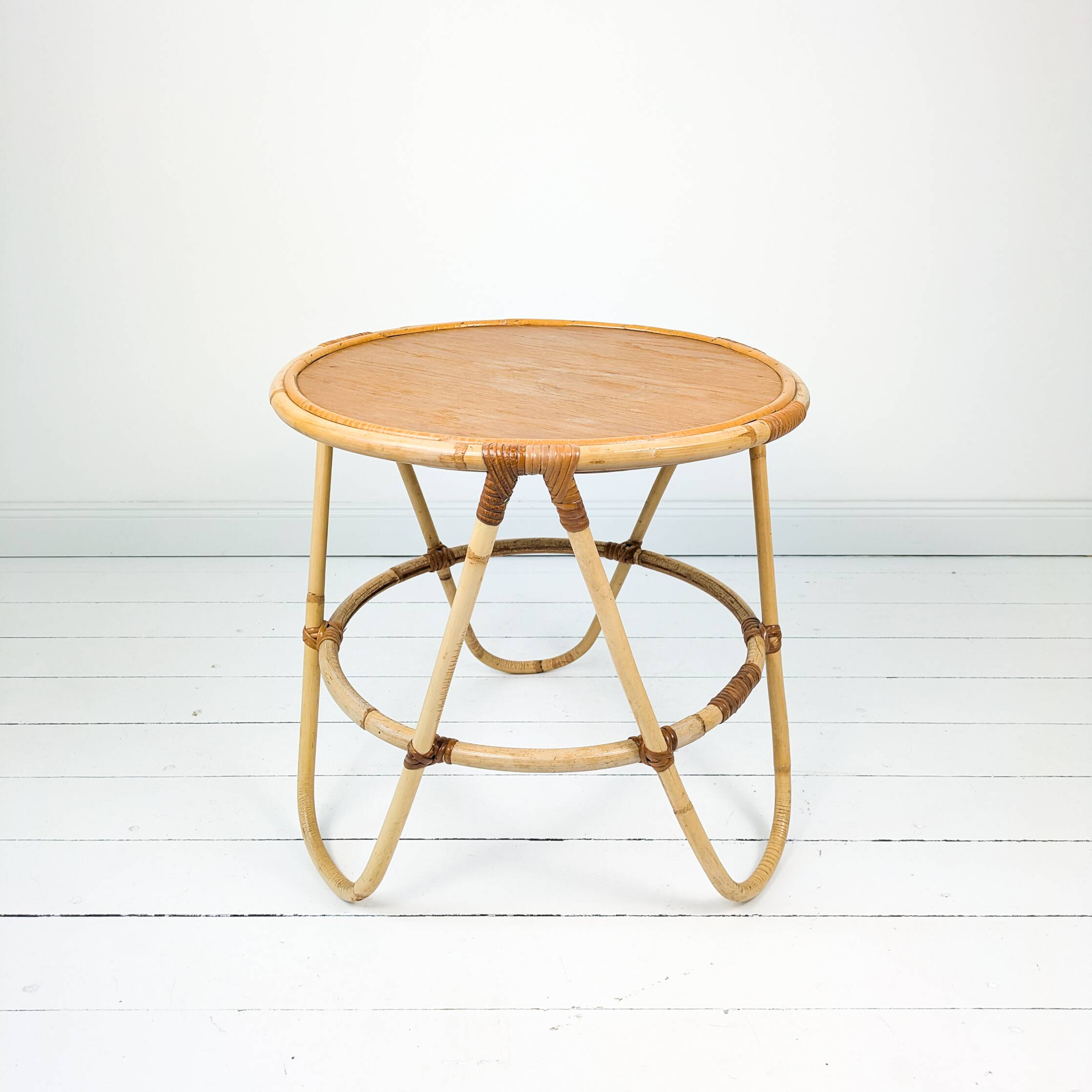 Table basse vintage ronde en bambou et rotin clair Mid-Century style scandi
