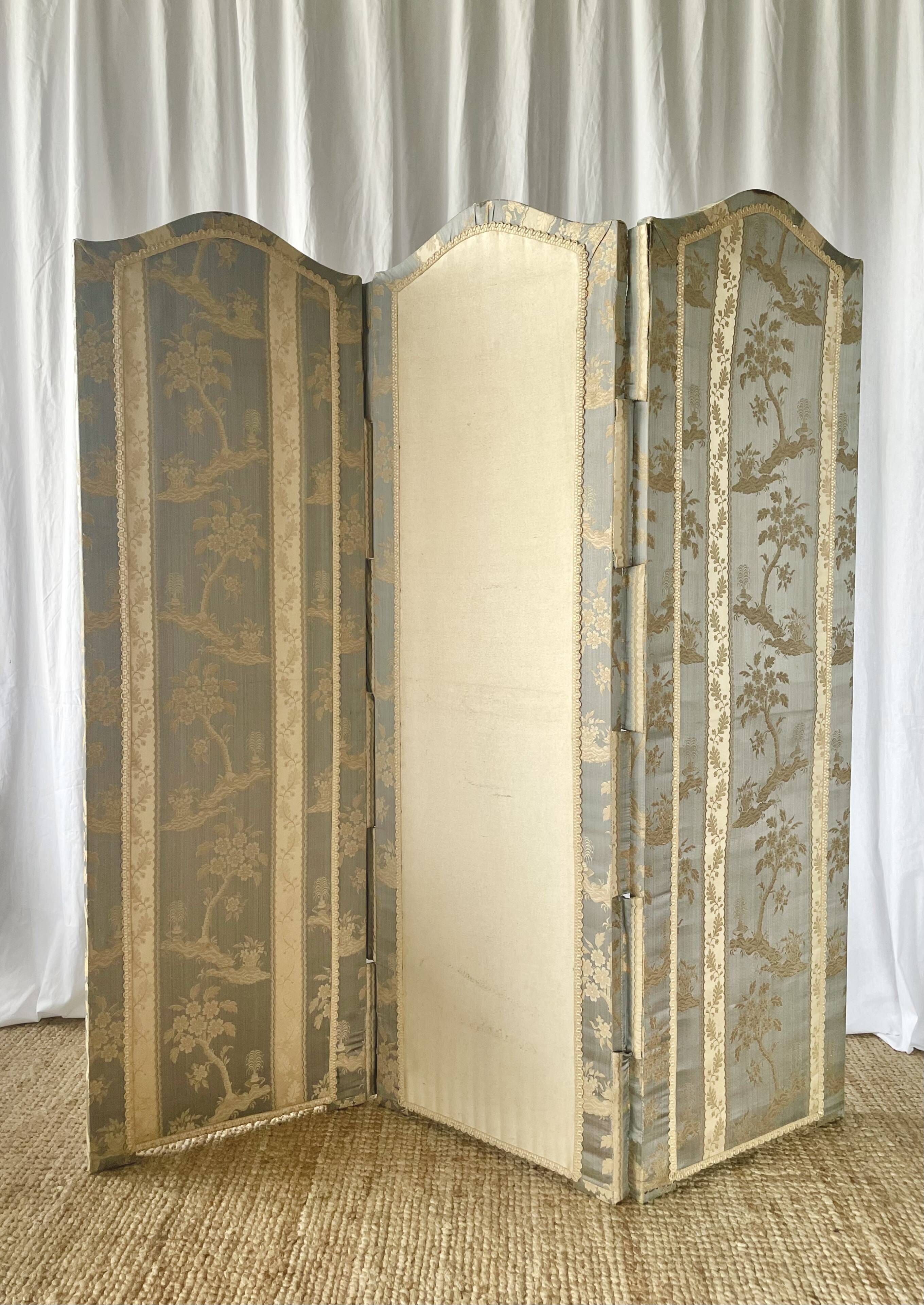 Antique Chinoiserie-style screen from the early 20th century in damask silk.