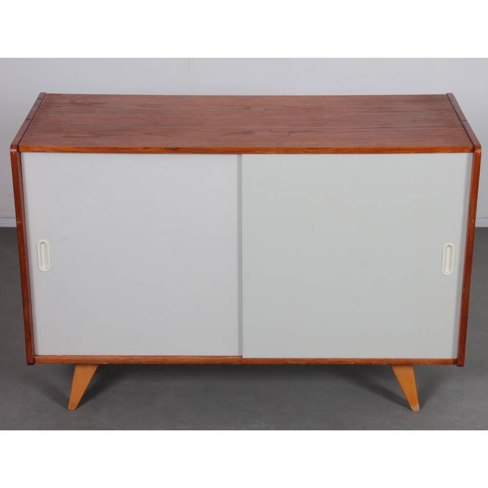 Commode en chêne, modèle U-452 par Jiri Jiroutek, 1960