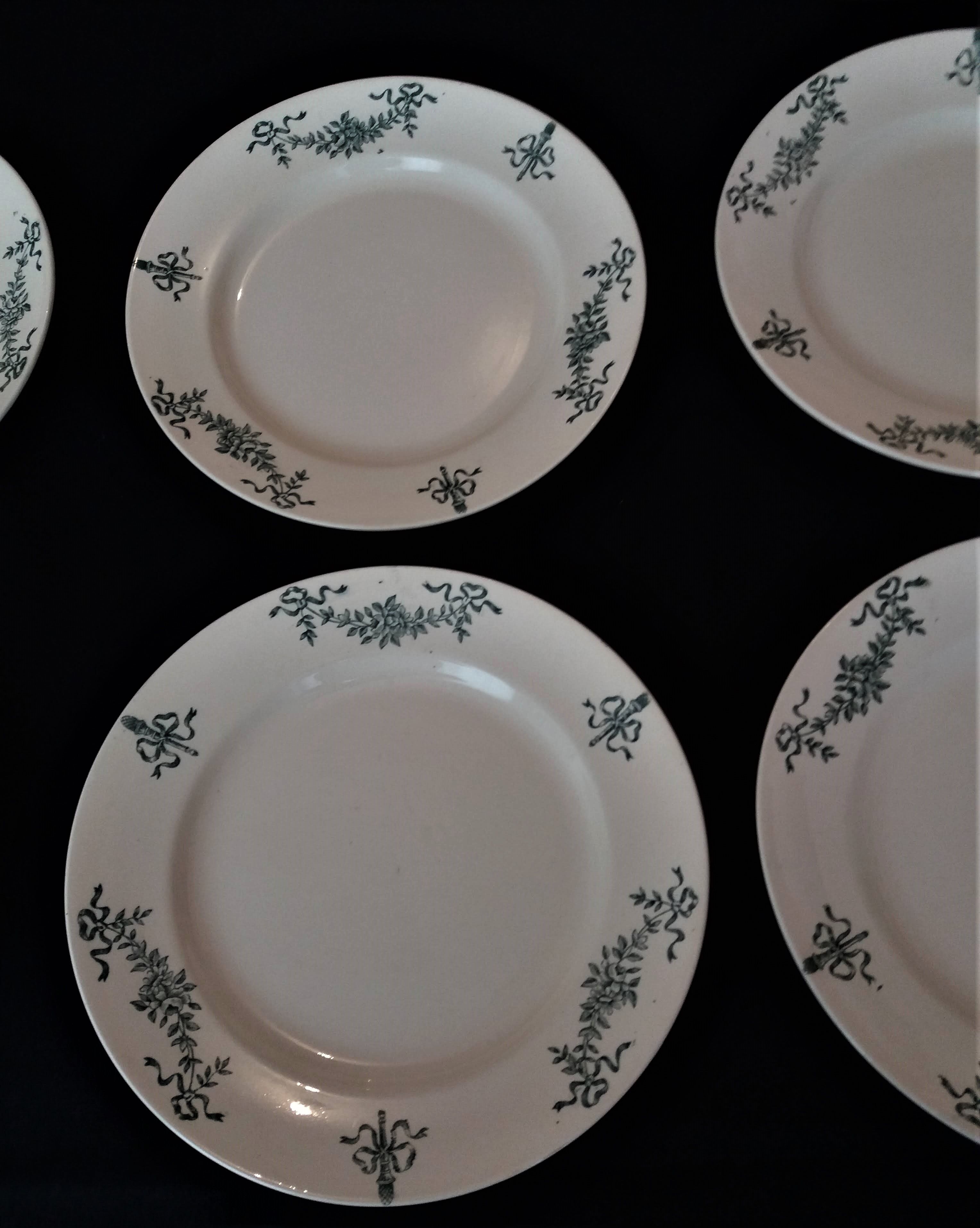 Série de six assiettes plates en faïence de Longchamp modèle Sapho