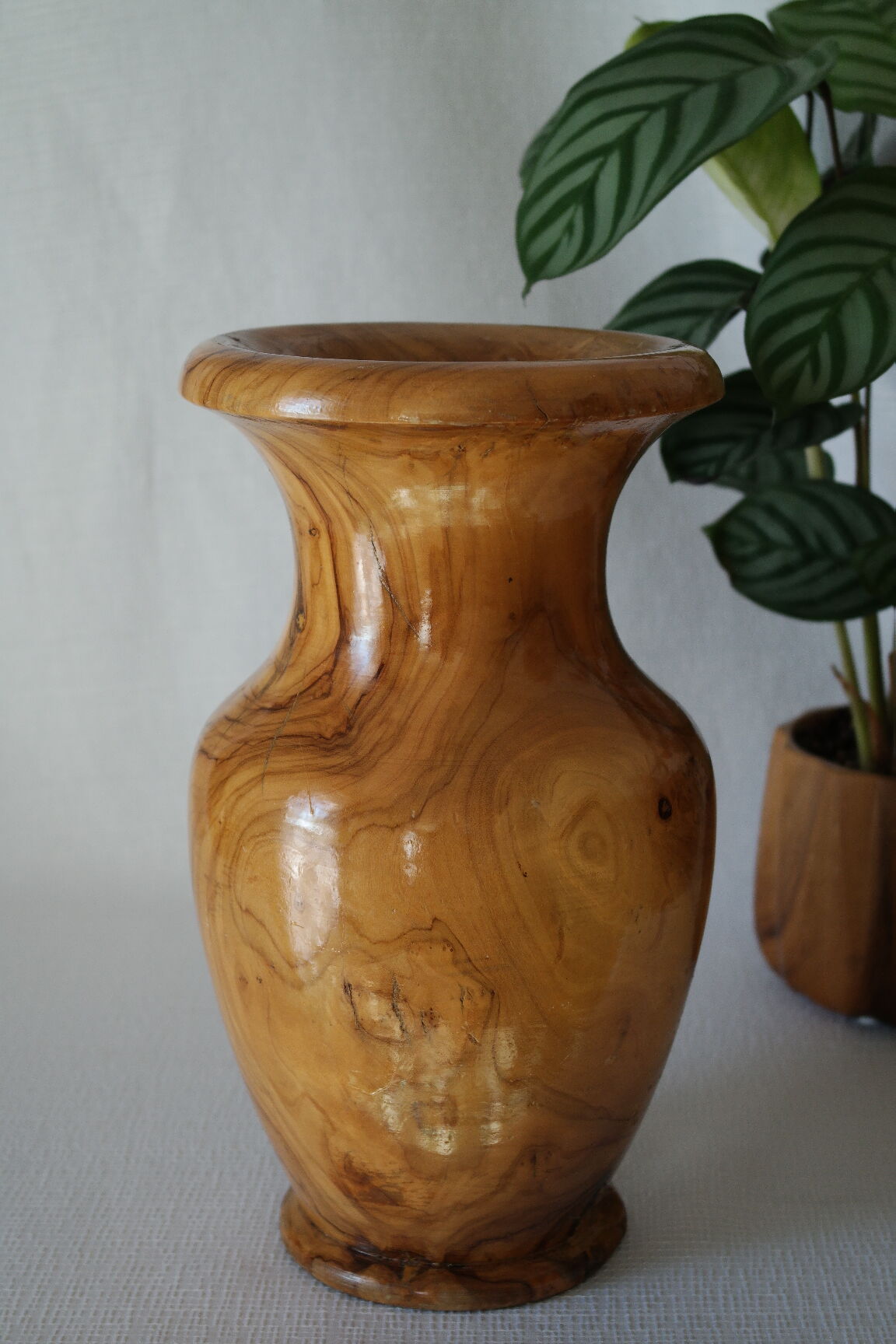 Vase artisanal en bois tourné d'olivier vernis