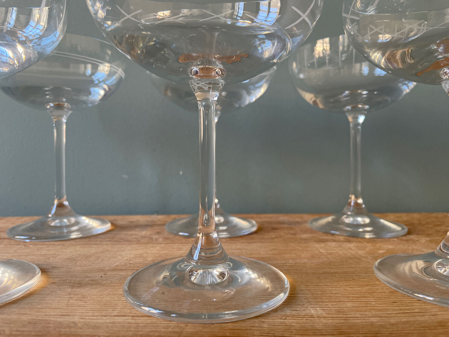 Series of 6 champagne glasses in engraved glass