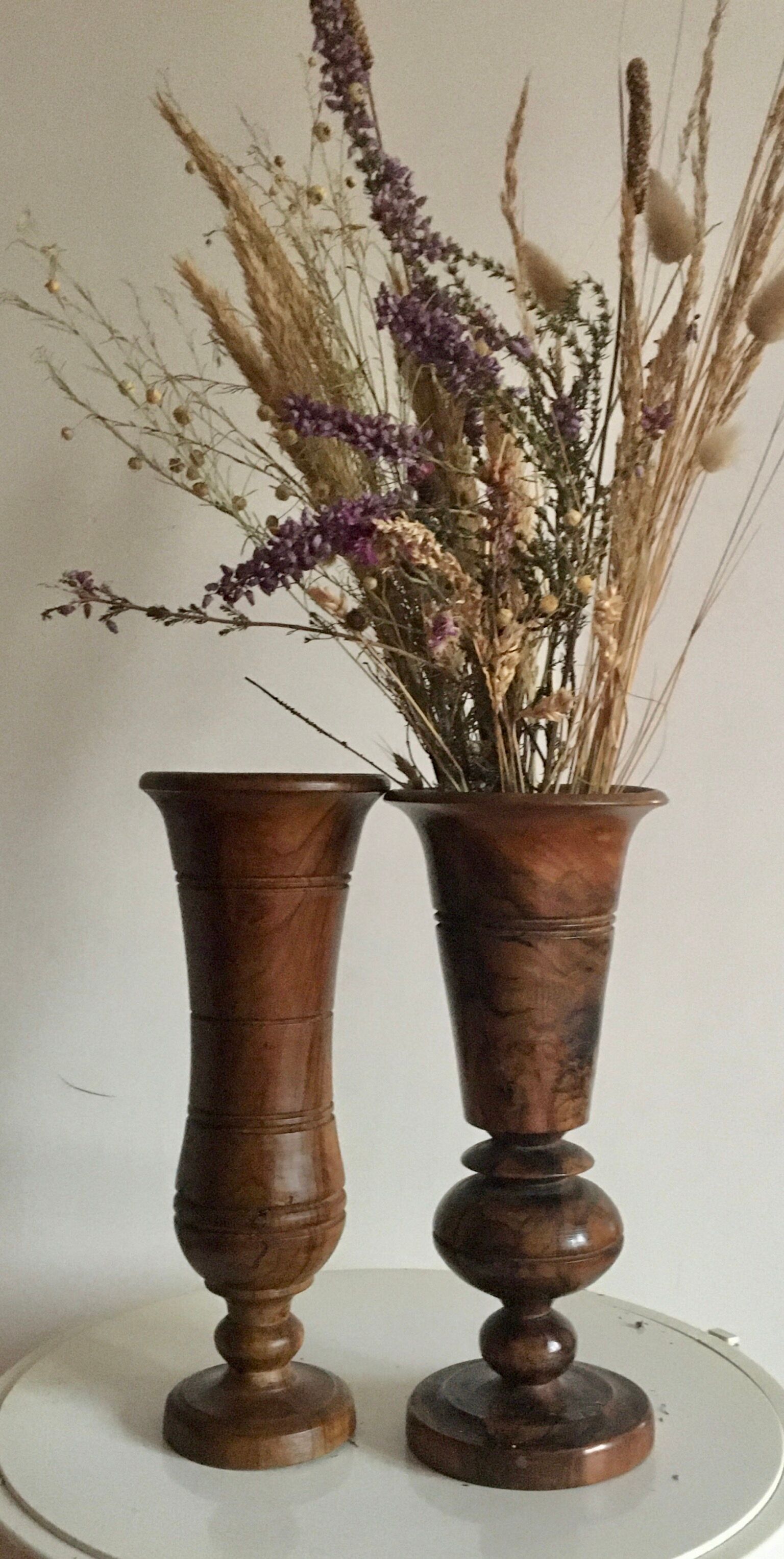 Paire de vases en noyer
