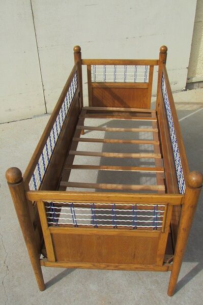 Lit enfant à système vintage, chêne et scoubidou