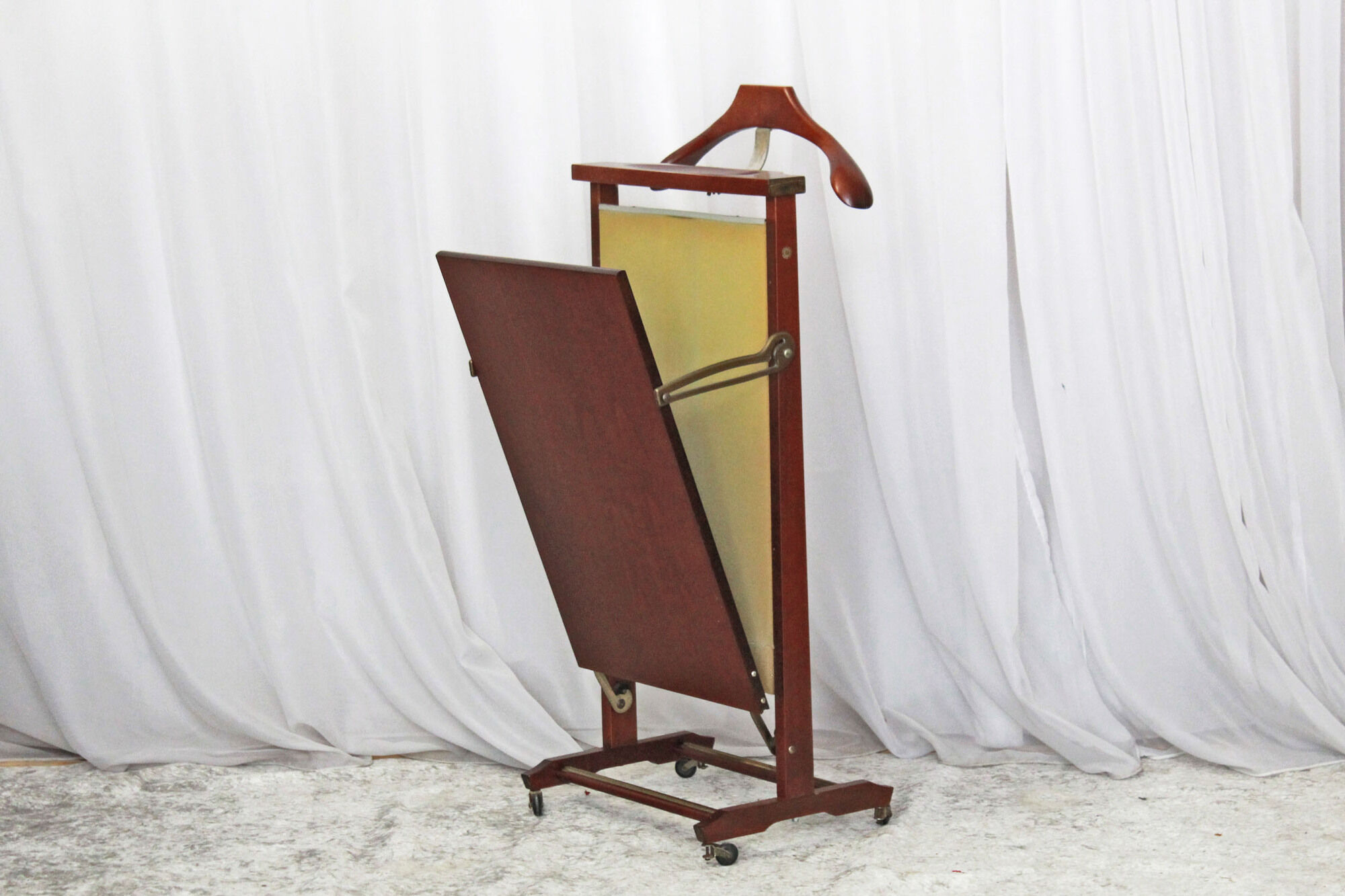 Valet stand par Fratelli Reguitti conception Ico Parisi années 1960