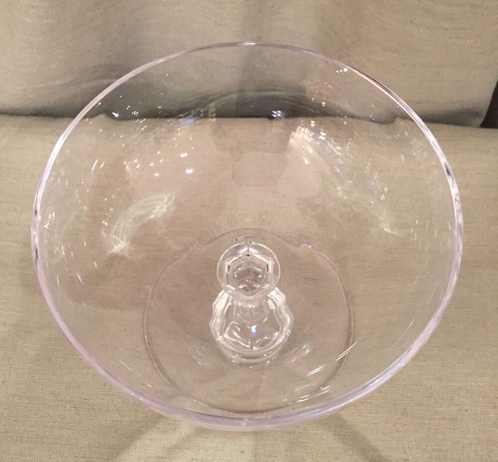 Elegant and sober crystal fruit cup