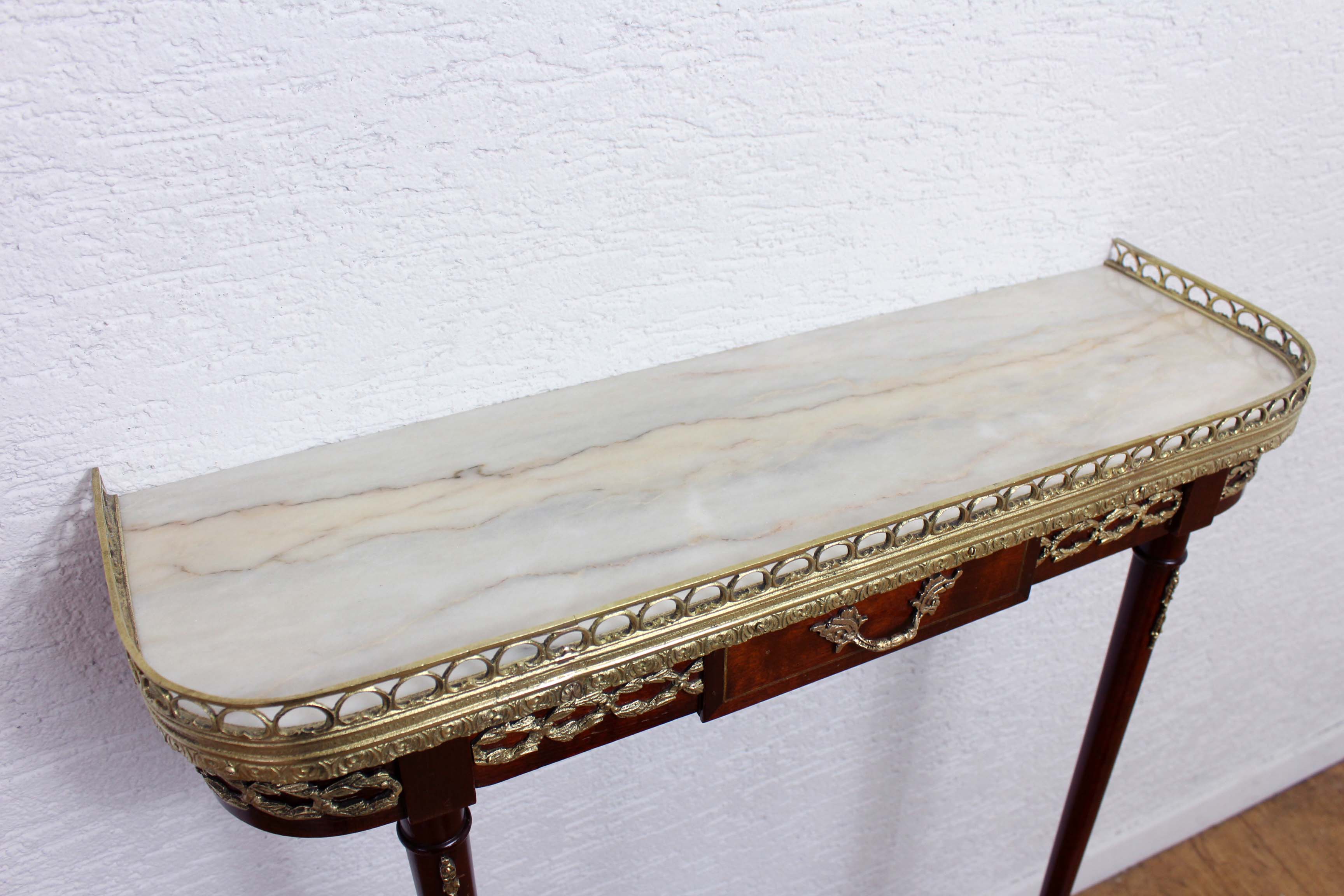Style Louis XVI console