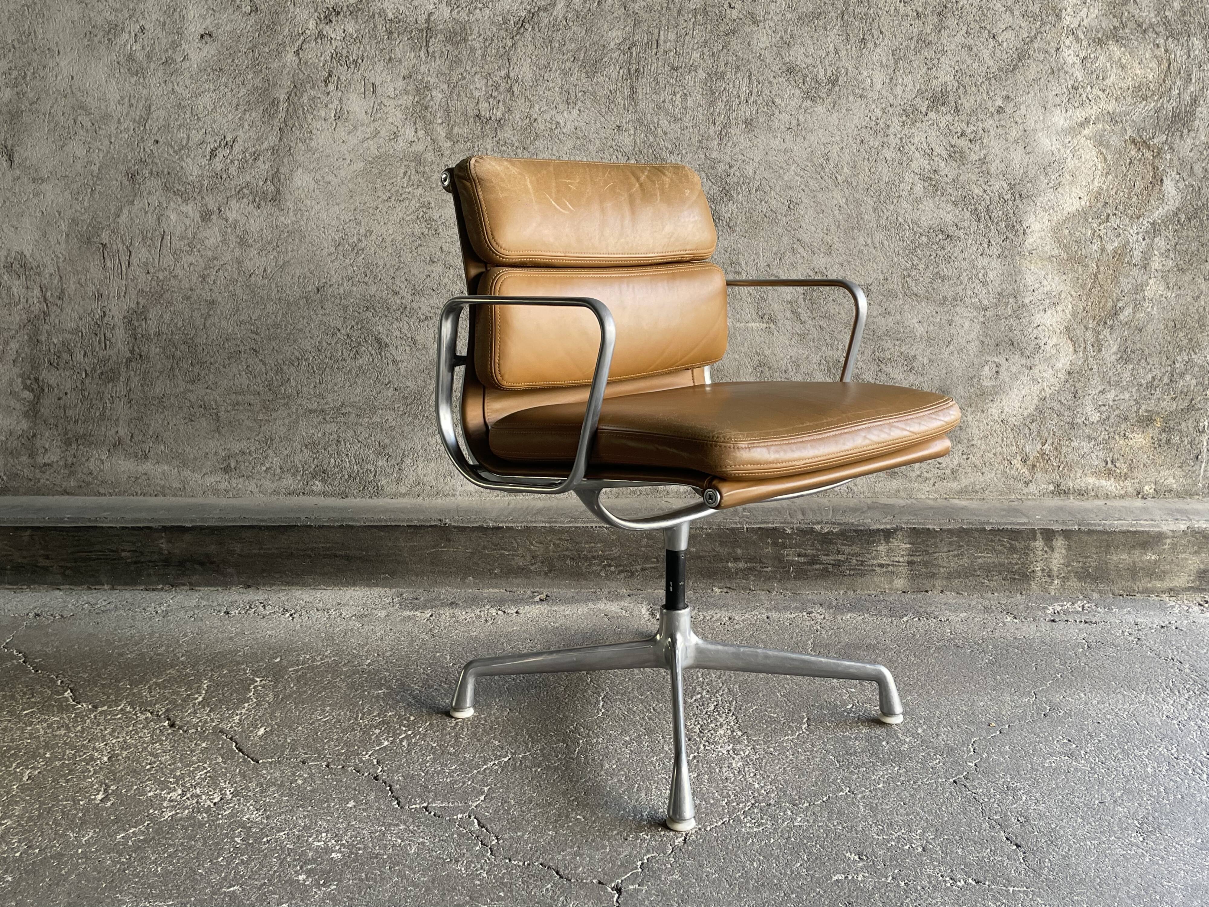 EA 208 camel leather armchair by Charles Eames for Herman miller