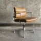 Fauteuil en cuir camel EA 208 par Charles Eames pour Herman miller