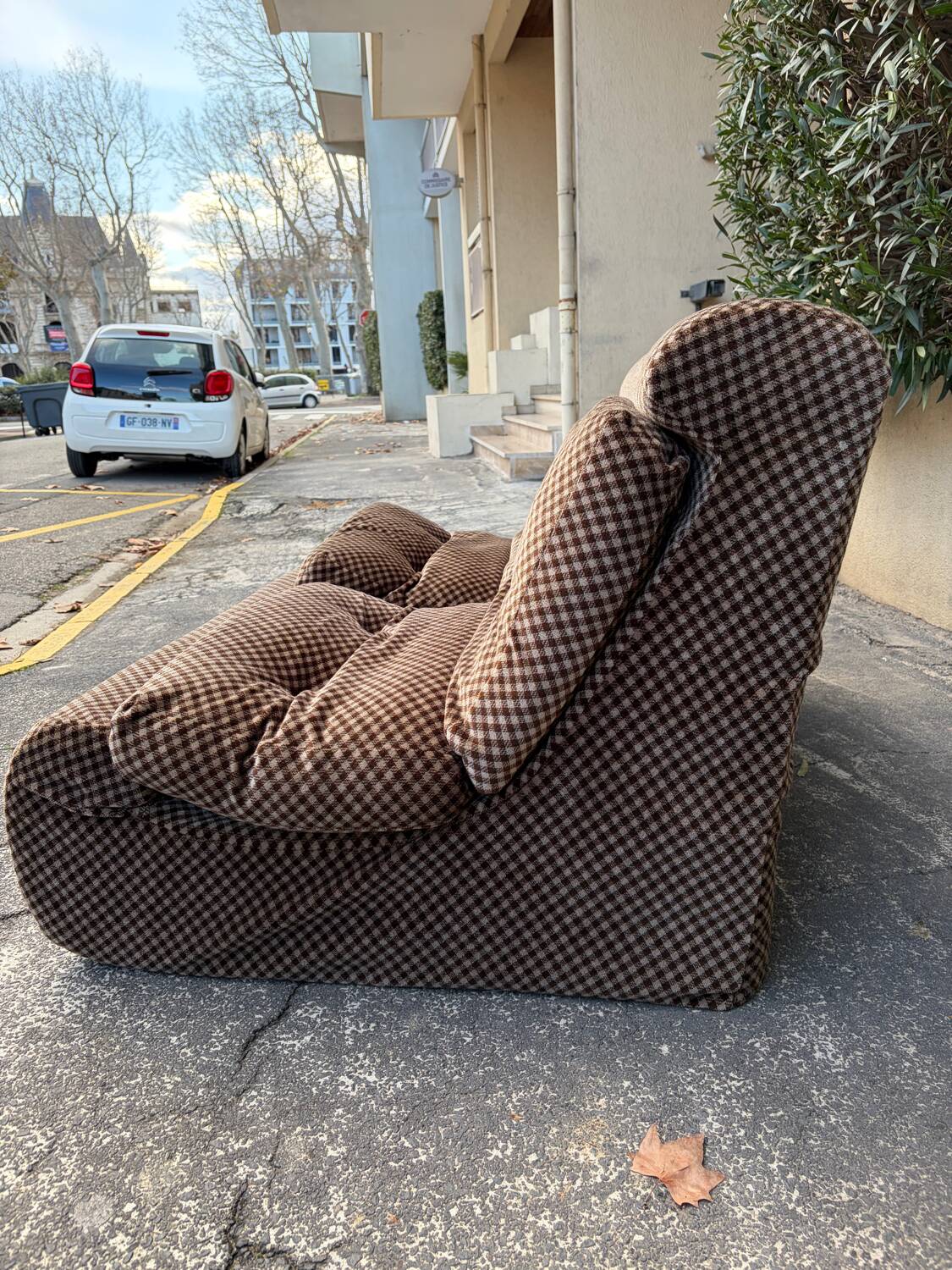 Two-seater velvet armchair with a vintage 70s pattern.