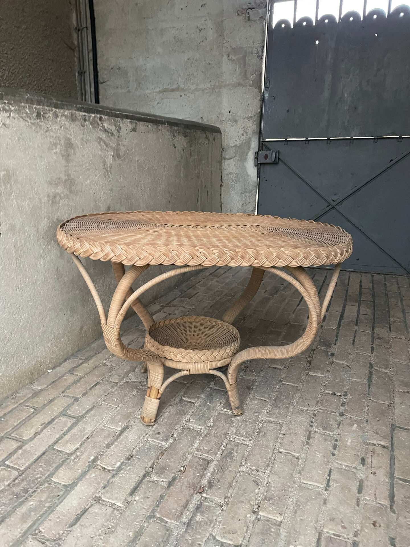 Table d'appoint vintage en rotin et osier tressé
