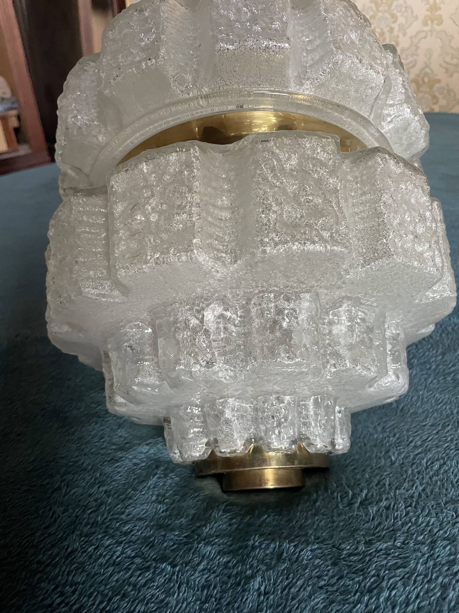 Suspension/lustre en verre moulé et laiton - années 70