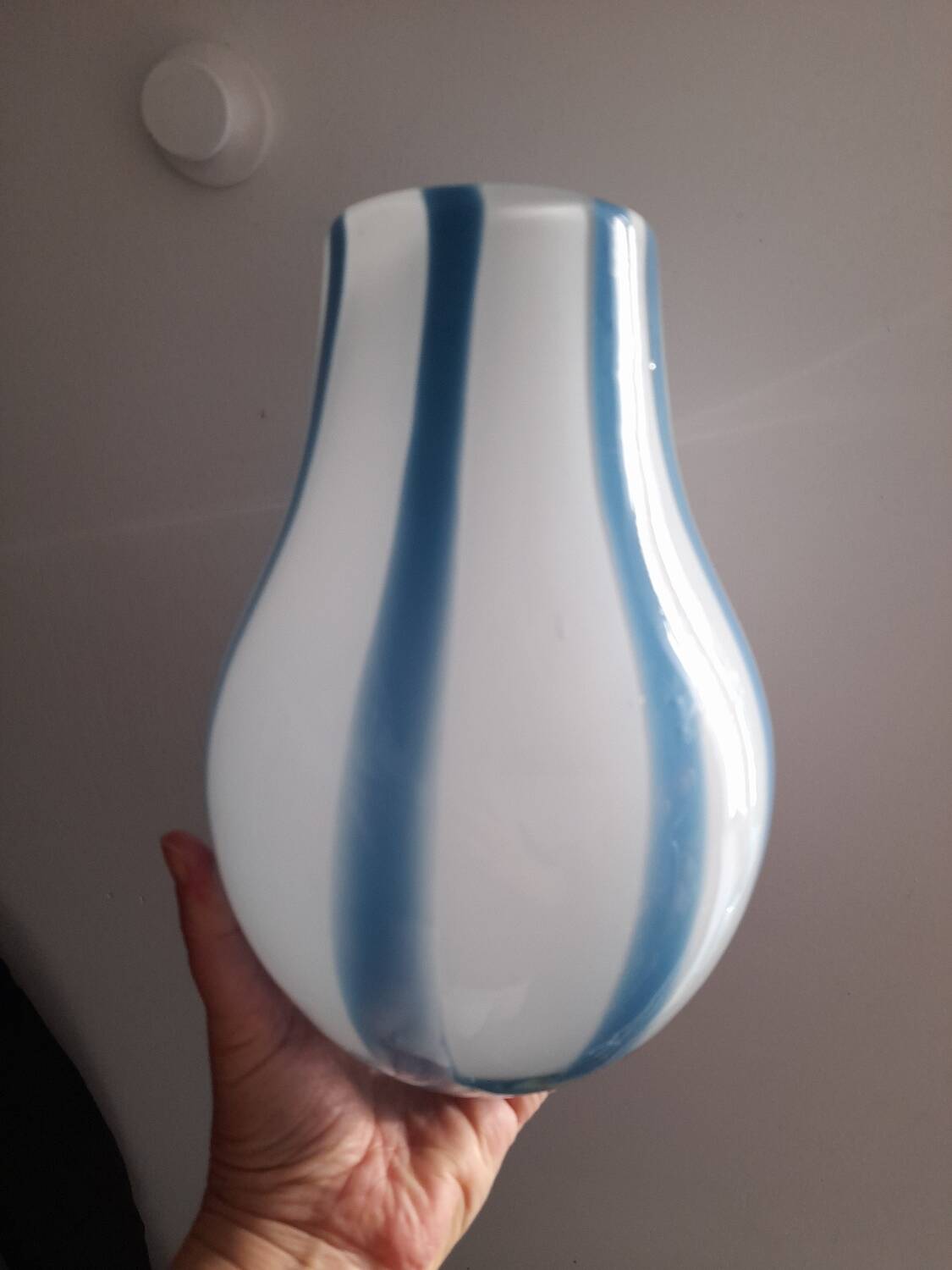 Beau vase en verre blanc ligné bleu 80s