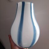 Beau vase en verre blanc ligné bleu 80s
