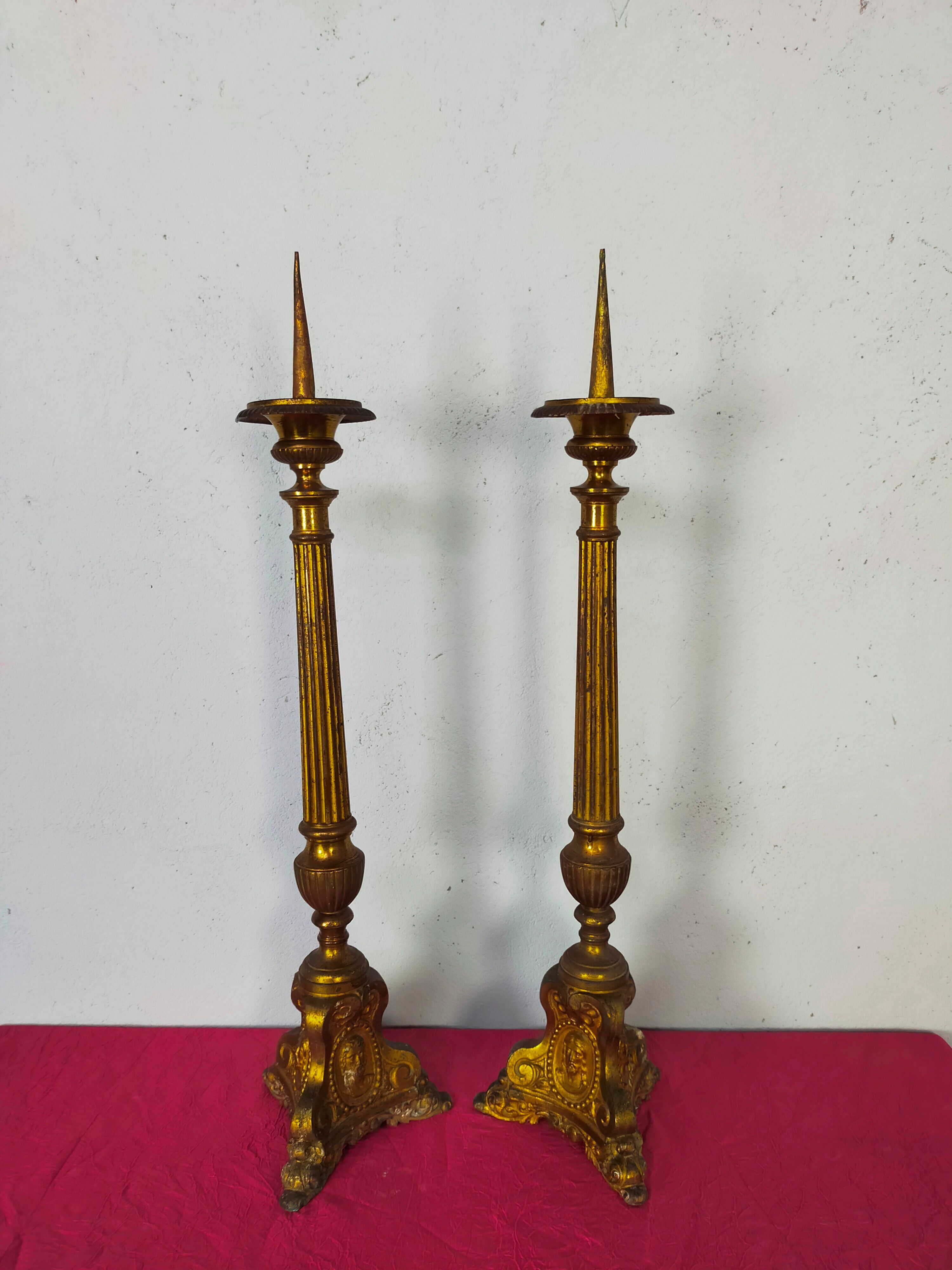 Paire de pique-cierges, bougeoirs XIXème en bronze et laiton