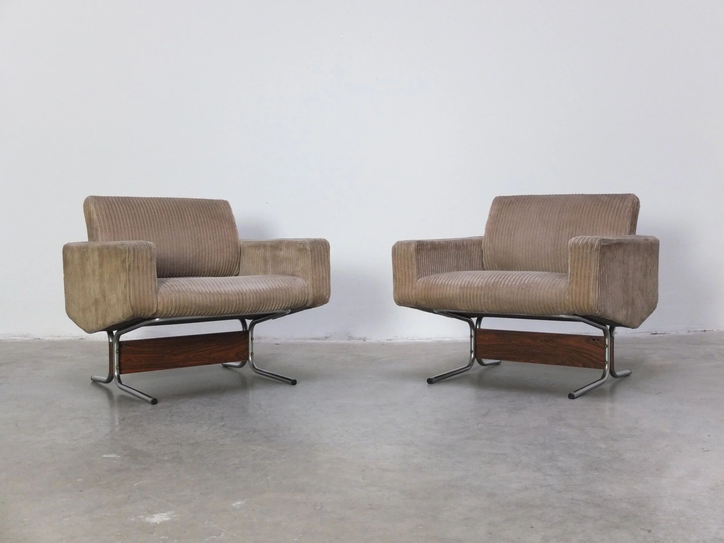 Pair of 'Caracas' lounge chairs by Pierre Guariche for Meurop, 1967
