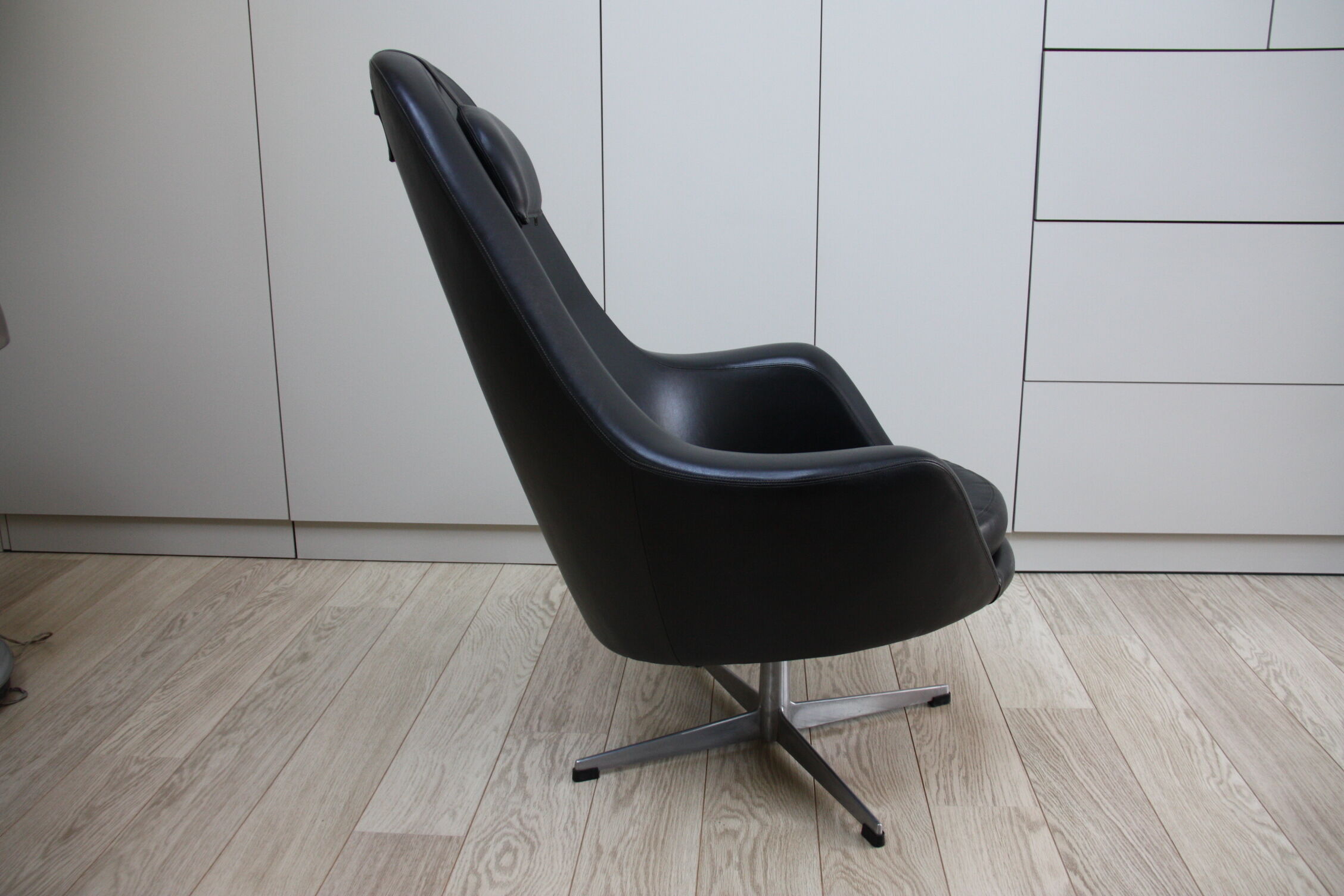 Fauteuil pivotant vintage en similicuir noir par Pastoe 60s