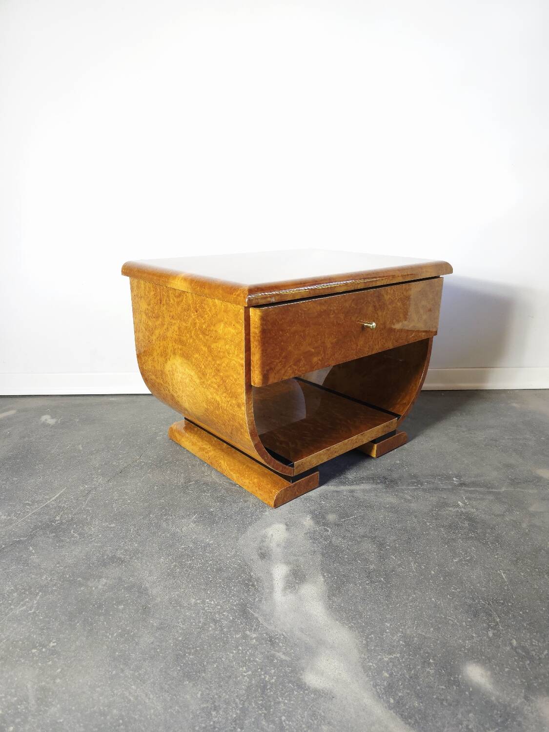 Paire de tables de chevet Art déco en ronce de noyer et laiton