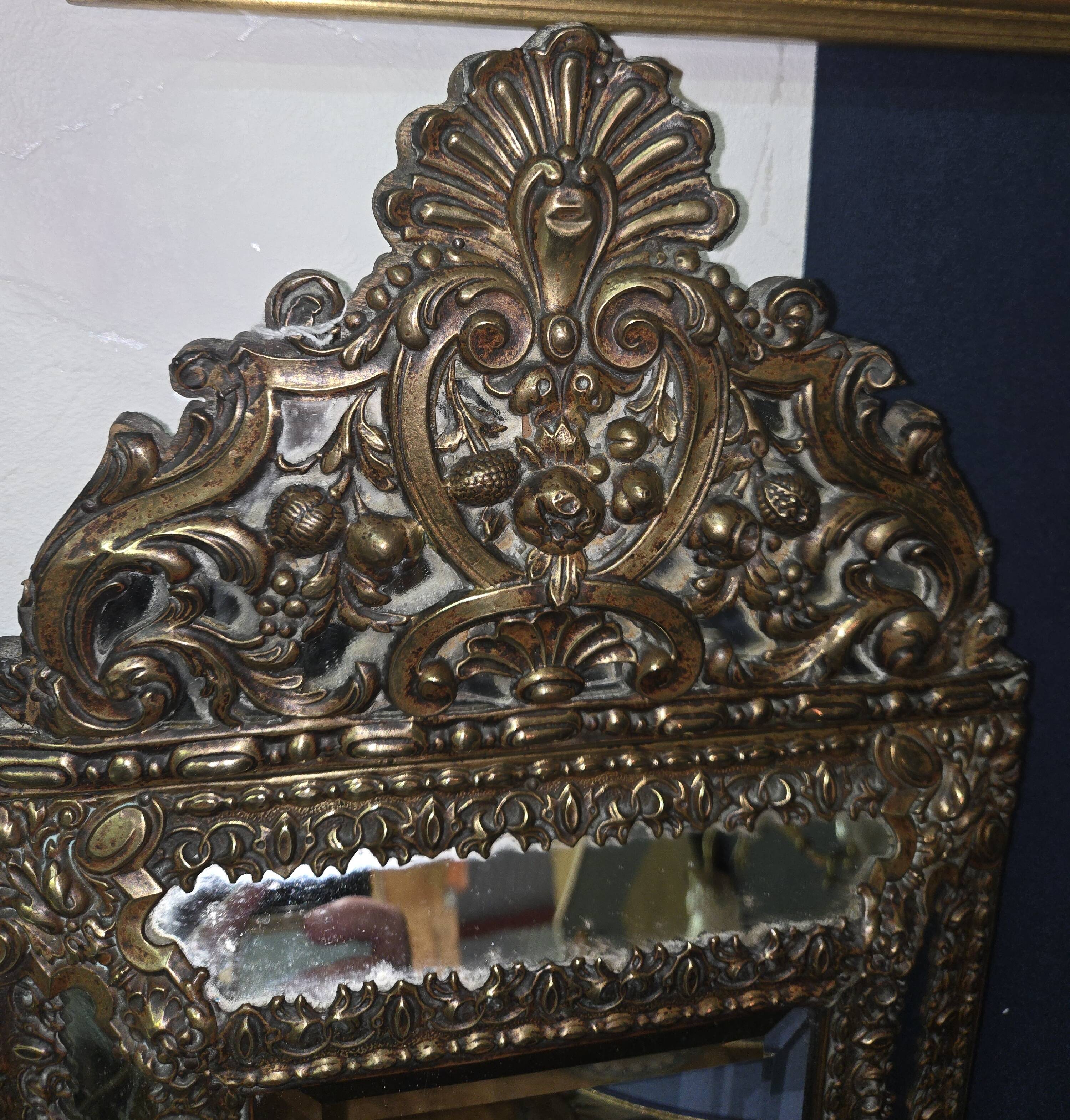 Miroir ancien en cuivre repoussé doré – époque Napoléon III