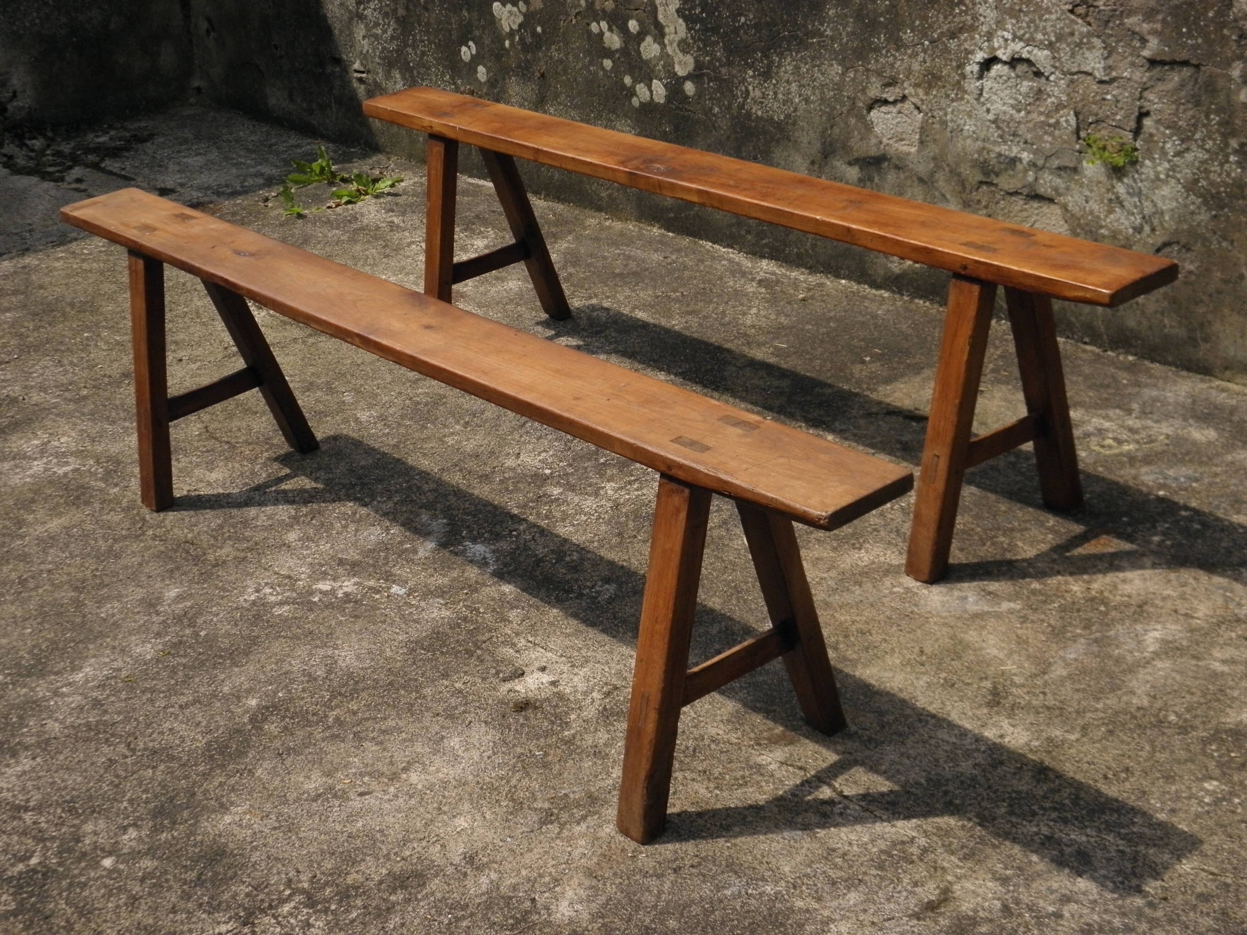 Paire de bancs de ferme en merisier 183 cm.